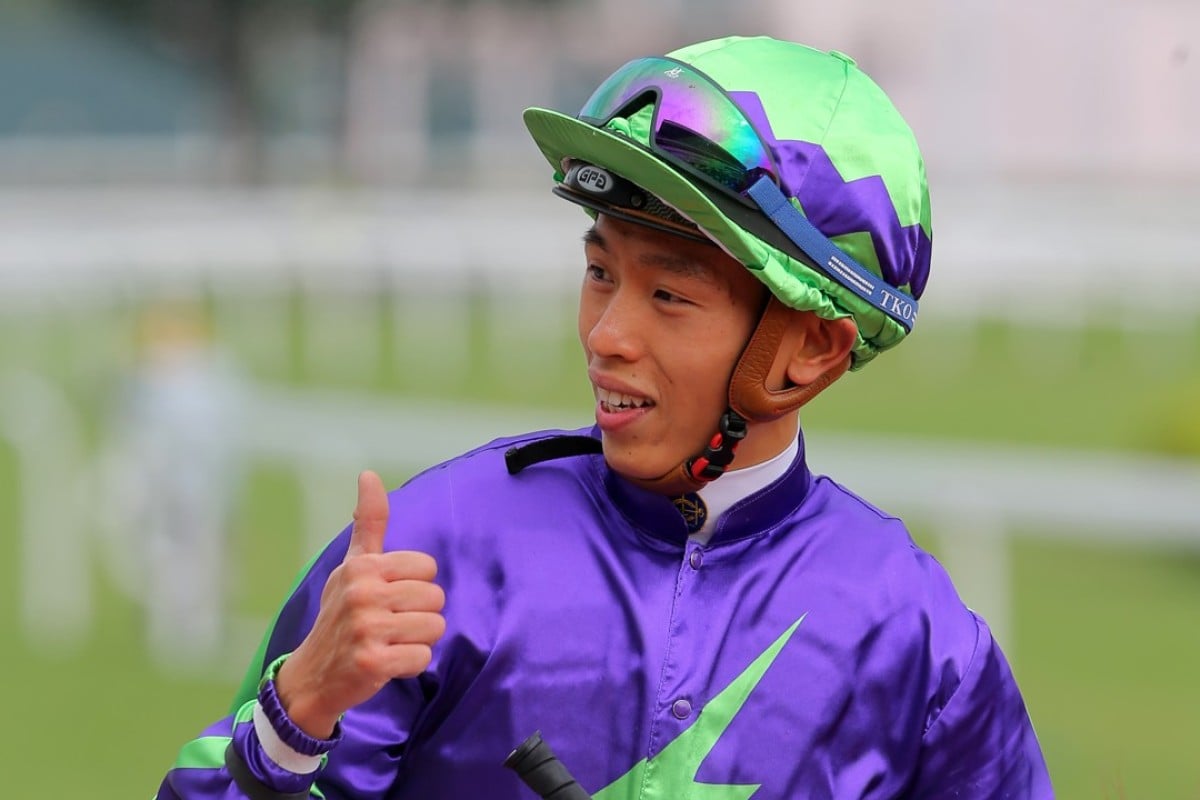 Vincent Ho gives a thumbs up after riding Glittering Armour to victory. Photos: Kenneth Chan