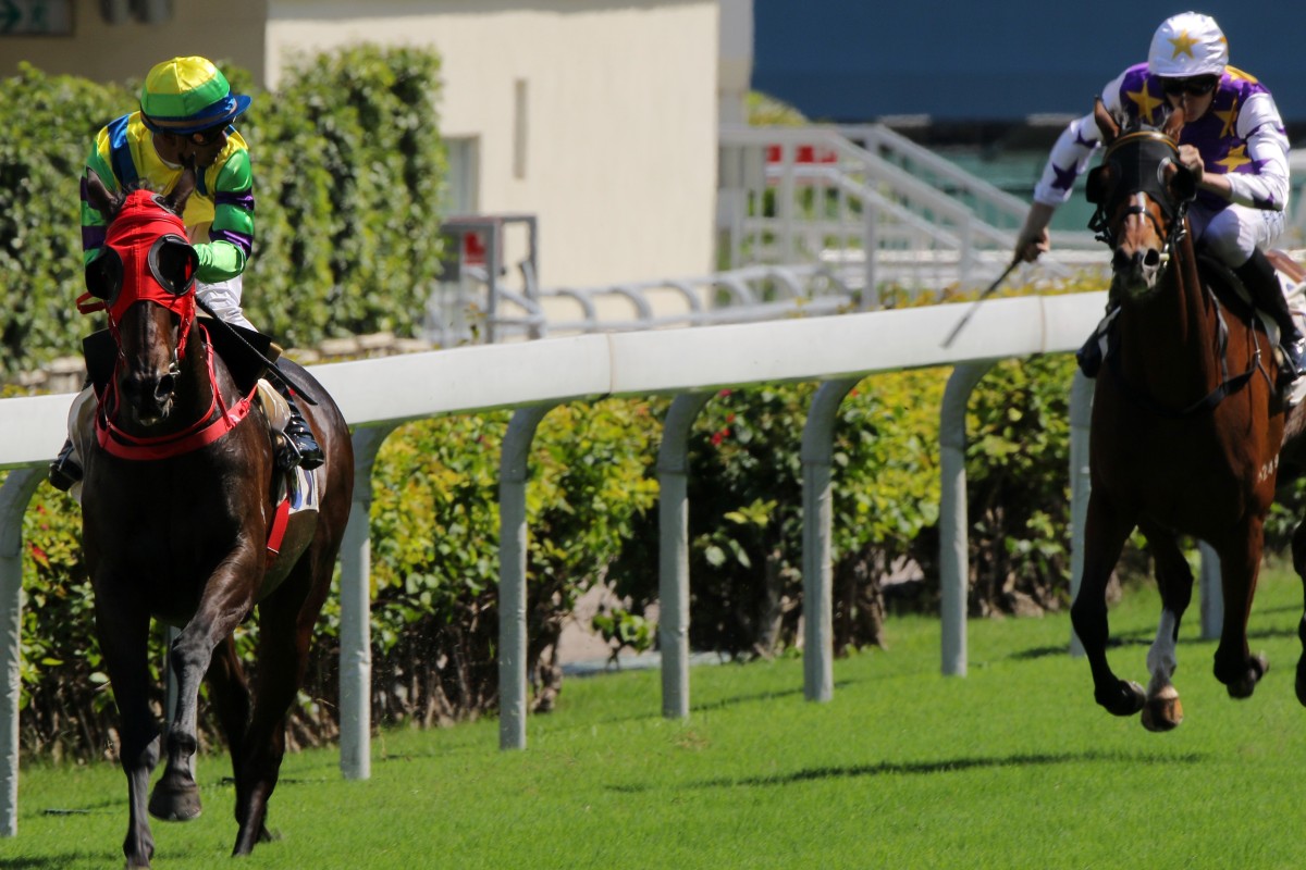 Karis Teetan looks over his shoulder as Clement Legend wins at Happy Valley. Photos: Kenneth Chan