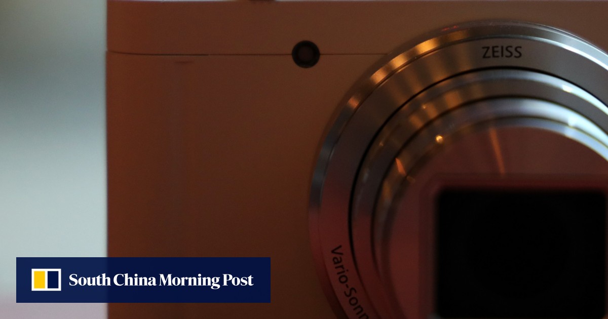 Pocket-sized Sony DSC-WX800 digital camera's zoom lens packs a big